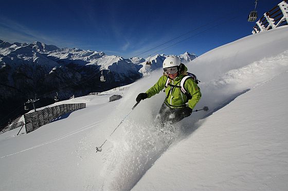 Eine Abfahrt im Tiefschnee vom 2.600 Meter hohen Schareck. Das Skigebiet Heiligenblut-Großglockner ist auch in diesem Winter schneesicher. (Foto: alltours flugreisen gmbh/Großglockner Bergbahnen)
