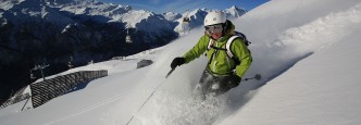 Eine Abfahrt im Tiefschnee vom 2.600 Meter hohen Schareck. Das Skigebiet Heiligenblut-Großglockner ist auch in diesem Winter schneesicher. (Foto: alltours flugreisen gmbh/Großglockner Bergbahnen)
